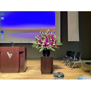 画像: 演台横つぼ花
